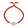 Détail du bracelet en cordon tressé rouge avec cristal doré et fermoir réglable coulissant - Cordon Rouge Argent
