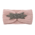 Rosa Strickstirnband mit Zopfmuster und silbernem Perlenbogen für den Winter - Reisrosa