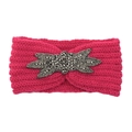 Detail der handgenähten Perlenverzierung auf dem rosaroten Strickstirnband - Fuchsia