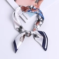 Foulard quadrato in raso di seta con stampa floreale, bordi blu e fiori artistici - Floreale Bianco Elegante