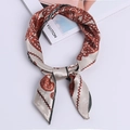 Foulard quadrato in seta satinata color champagne con stampa paisley arancione - Ciano e Rosso a Doppio Pannello Paisley