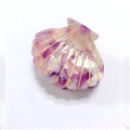 Détail de la pince à cheveux en acétate en forme de coquillage avec marbrures violettes - Rouge Pourpre