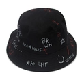 Zwarte katoenen vissershoed met graffiti hart en urban straatprints voor zomerse stijl - 58cm / Zwart