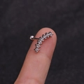 Silberner Helix-Piercing mit funkelnden Zirkonia-Blumen auf gebogenem Metallstab Design - Silberner Gebogener Zirkon-Reihenstil (银色4#)