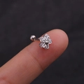 Makroaufnahme von silbernem Edelstahl-Blumenstecker mit klarem Zirkonia-Inlay - Silberner Zirkon Blumen-Stil (银色2#)