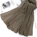 Pañuelo hijab de gasa caqui oscuro con detalles de perlas blancas y caída elegante - 180*70cm / Caqui Oscuro