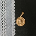 Detailaufnahme des 18K vergoldeten Elisabeth II. Münzanhängers auf schwarzem Grund - B09 Königin Münze 1998 (Elizabeth II)