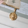 Makro-Detail des römischen Münzanhängers mit 18K Goldauflage Relief auf Vintage-Grund - B05 Ripple-Figur (Klassisches Porträt-Relief)