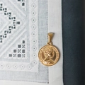 Detail der 18K vergoldeten Elisabeth II. Münzanhänger mit feiner Reliefgravur des Profils - B02 Königin Münze 1989 (Elizabeth II Isle of Man)