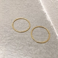Dettaglio ravvicinato di orecchini a cerchio in acciaio inossidabile placcato oro lucido - Grande / Oro