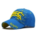 Détail de la casquette bleue avec broderie 3D jaune et effets de tissu déchiré usé - Réglable / Bleu avec lettres jaunes