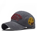Dettaglio cappello in cotone grigio scuro con ricamo 3ET rosso ed effetto lavato - Regolabile / Grigio Lavato