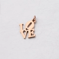 Vista macro del ciondolo LOVE traforato oro rosa 16x19mm con anello per gioielli - Oro rosa