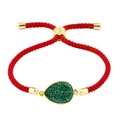 Bracelet ajustable en corde rouge tressée avec cristal vert en goutte et fermoir doré - Corde Rouge Vert