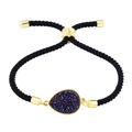 Verstellbares schwarzes Seilarmband mit goldenem Tropfenanhänger und lila Kristallen - Schwarzes Seil Königsblau