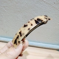 Detailansicht einer Haarspange mit Leopardenmuster und silbernem Metall-Federclip - Beiger Leopard