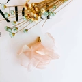Detailansicht eines handgefertigten rosa Chiffon-Blütenanhängers mit goldener Metallkappe - 4# Rosa