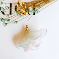 Detailansicht der hellgrünen und rosa Chiffon-Quaste mit einer goldenen Metallkappe - Rosa und Grün