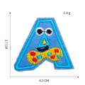 Makro-Detail von blauem Buchstaben A Stickaufnäher mit Punkten und Cartoon-Gesichtszügen - Buchstabe A
