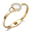 316L Edelstahl Armreif in Gold mit Zirkonia-Pavé und weißem Muschel-Anhänger - Gold