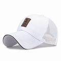 Weiße atmungsaktive Mesh-Baseballkappe mit braunem Lederpatch und gebogenem Schirm - Weiß