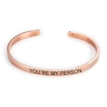 Gros plan du bracelet jonc en acier or rose poli avec gravure YOU'RE MY PERSON - Gravé You're My Person / Or rose