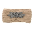 Beigefarbenes Strickstirnband für Damen mit dunkelgrauer Perlenblumenverzierung - Camel
