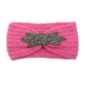 Detail eines rosa Strickstirnbands mit handgenähten silbernen Perlen in Blattform - Pfirsichrosa