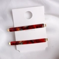 Juego de dos pinzas para el cabello de acetato mármol rojo con base de metal dorado - Rojo Mar de Flores/Mármol Floral