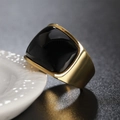 Anillo grueso minimalista de acero inoxidable con piedra negra cuadrada dorada - US 12 / Dorado Piedra Negra