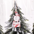 Addobbo natalizio pupazzo di neve in legno con cappello rosso su rami innevati - Pupazzo di Neve nel Camino