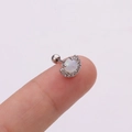 Macro d'une boucle d'oreille cartilage argentée avec opale blanche et petits zircons - Opale de Croissant de Lune / Argent