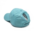 Detail einer hellblauen Baumwoll-Baseballkappe mit Rücköffnung für den Pferdeschwanz - Verstellbar / Zerrissenes Blau