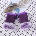 Dettaglio guanti senza dita in finta pelle scamosciata viola con bordo in peluche e laccio - Taglia unica / Viola
