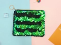 Glinsterende make-uptas met groen-zwarte omkeerbare pailletten en gouden ritsring - Groen + Mat Zwart