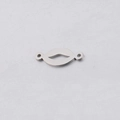 Detalle de un colgante de labios en acero inoxidable plateado con agujeros laterales para DIY - Color Acero