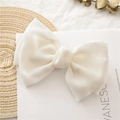 Elegante fermaglio per capelli con grande fiocco bianco in tessuto su sfondo minimalista - Bianco