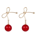 Eleganti orecchini a ciliegia rossi con fiocchi e perle su sfondo bianco - Stile Ciliegia Con Fiocco / Rosso