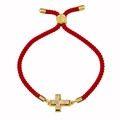 Dettaglio del bracciale rosso intrecciato con ciondolo a croce dorata e cristalli lucidi - Corda Rossa Oro