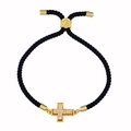 Dettaglio del bracciale in corda nera con pendente a croce dorata e chiusura a scorrimento - Cordino Nero Oro