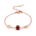 Détail du bracelet en acier inoxydable rose doré avec perle rouge et fermoir mousqueton - Rouge