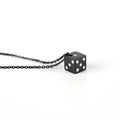 Collar con colgante de dado negro minimalista y cadena de metal negro para hombre y mujer - Negro