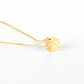 Collar minimalista de oro con colgante de dado de la suerte y puntos blancos para mujer - Dorado