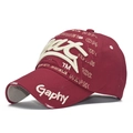 Vue détaillée du bord usé avec broderie 3D sur cette casquette de baseball bordeaux - Réglable / Rouge vin avec lettres dorées