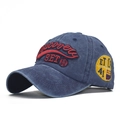 Dettaglio cappello in cotone lavato blu con ricamo 3ET rosso e toppa laterale gialla - Regolabile / Blu Navy Lavato