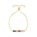 Détail d'un bracelet doré réglable serti de zircons colorés disposés en arc-en-ciel - Zircone Baguette Arc-en-Ciel/Style B