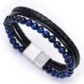 Dettaglio del bracciale da uomo in pelle con perle occhio di tigre blu e chiusura magnetica - Stile Occhio di Tigre Blu
