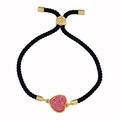 Detalle del dije de corazón rosa brillante en pulsera de cordón negro trenzado - Cuerda Negra Rosa