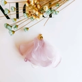 Makroansicht von hellviolettem Chiffon-Blumenanhänger mit Goldkappe für DIY-Schmuck - Lila und Weiß