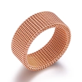 Anello a rete intrecciata oro rosa 8mm con finitura metallica per uomo e donna su bianco - US 7 / Oro rosa